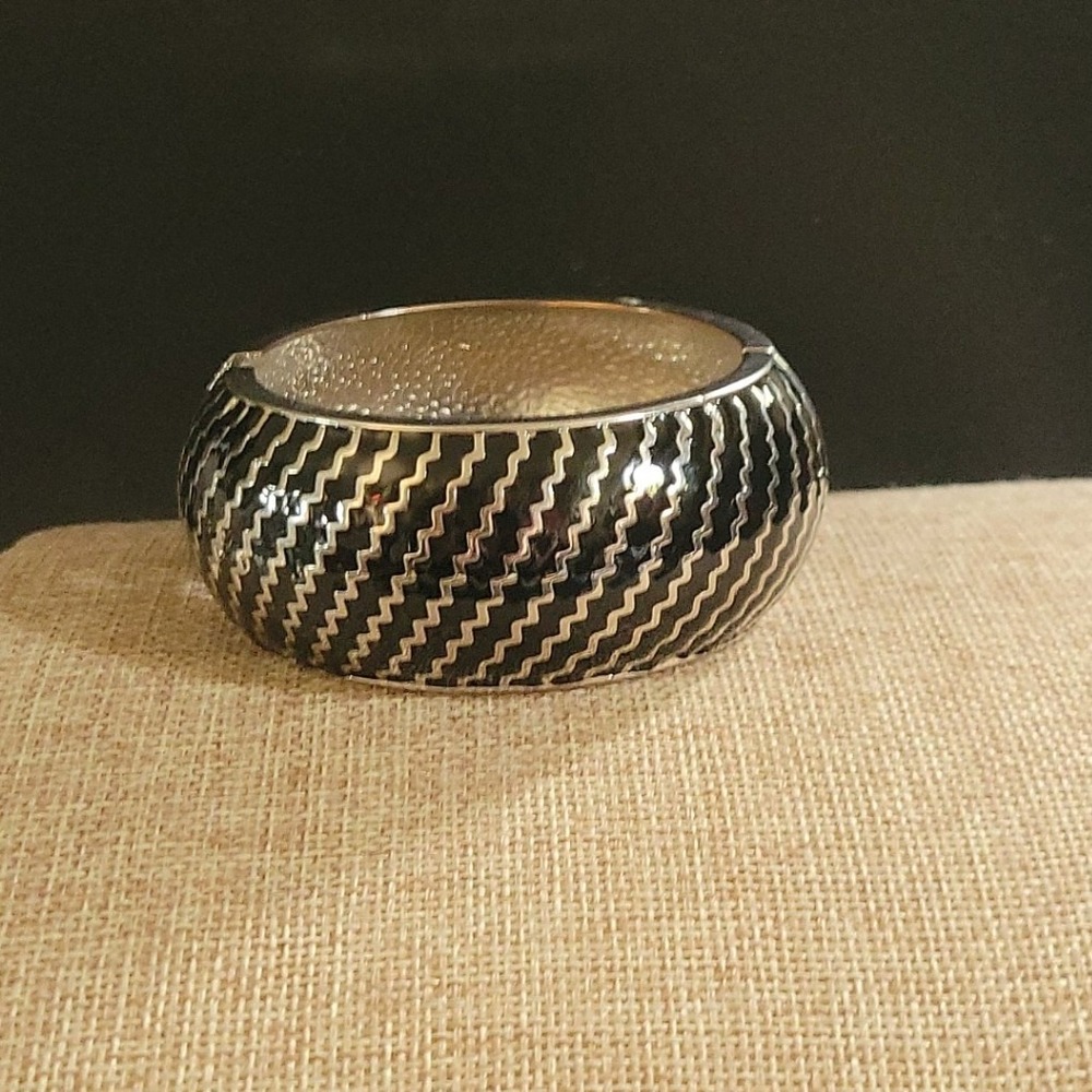 Black Silver Zig Zag Enamel Chunky Hinged Bangle Bracelet Size 7.5 Goth